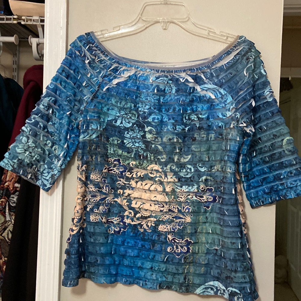 Women’s petite medium top.